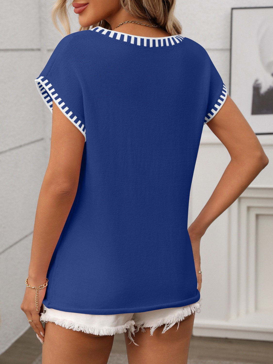 Short Sleeve Contrast Trim V-Neck Knit Top