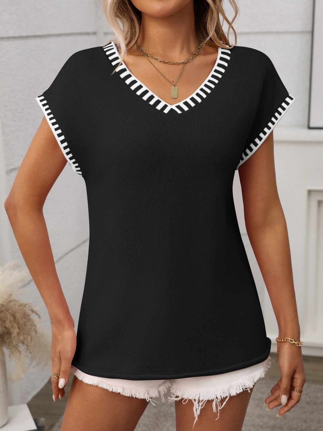 Short Sleeve Contrast Trim V-Neck Knit Top