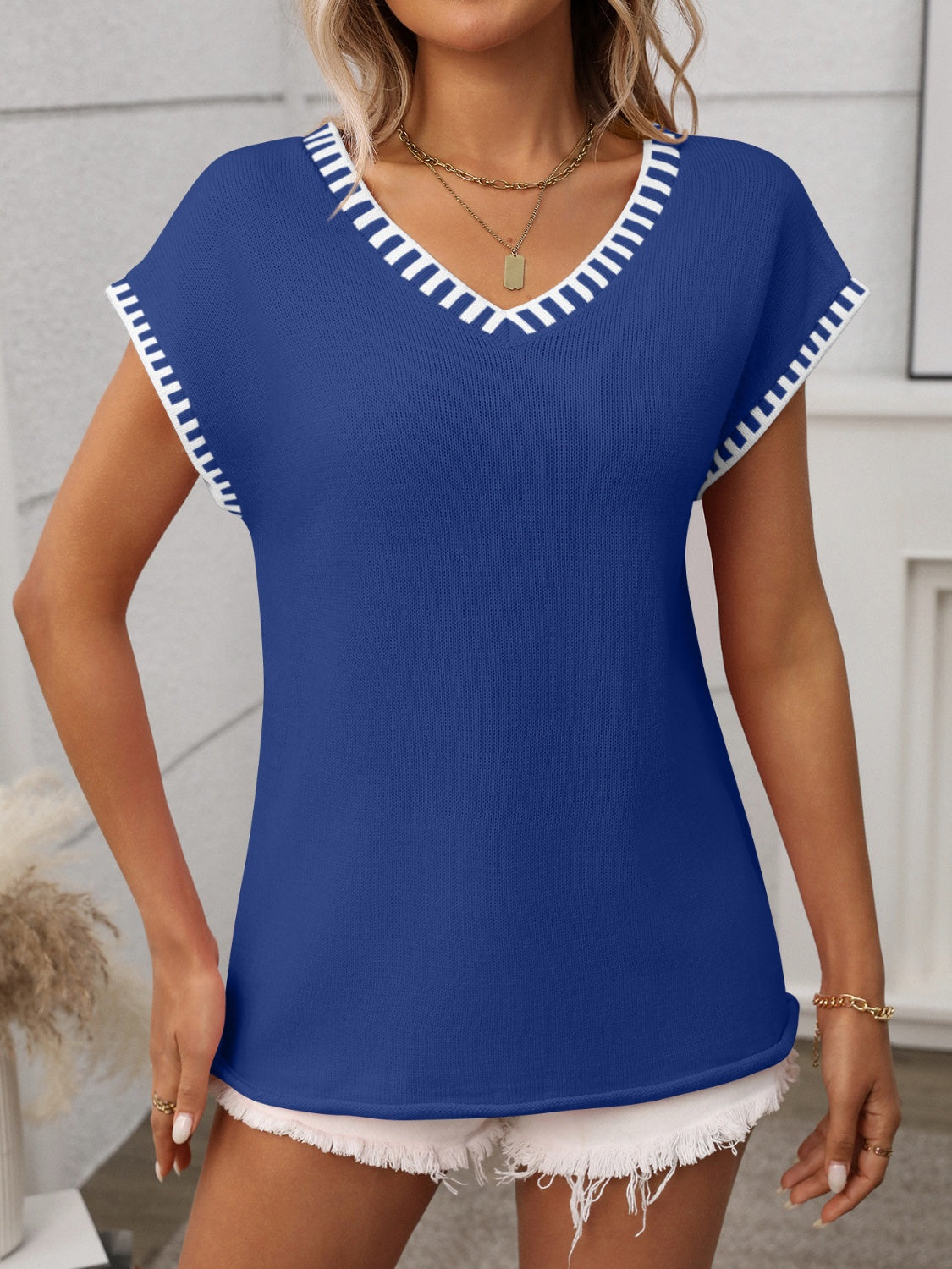 Short Sleeve Contrast Trim V-Neck Knit Top