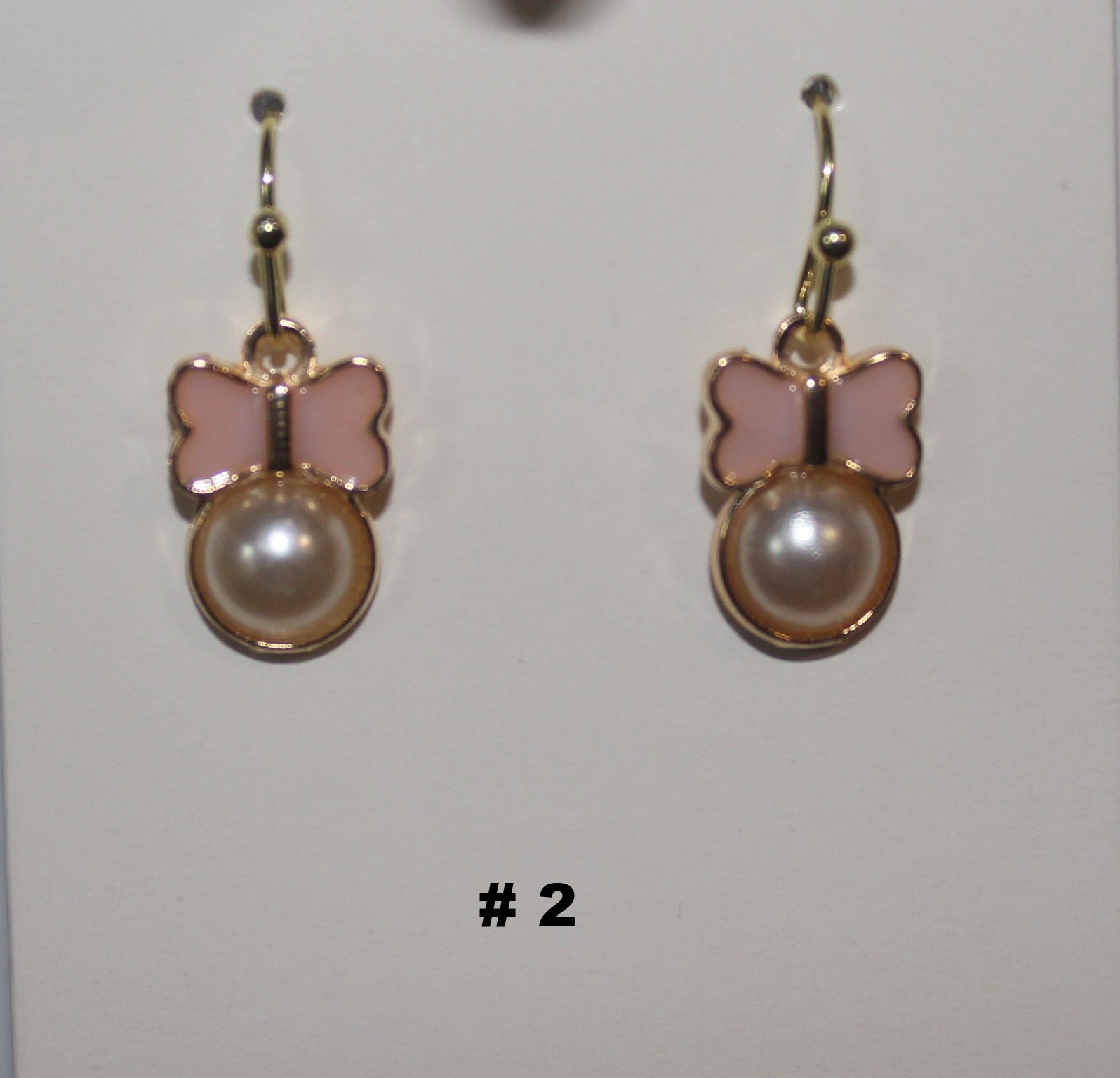 Butterfly-shaped earrings with pearl center