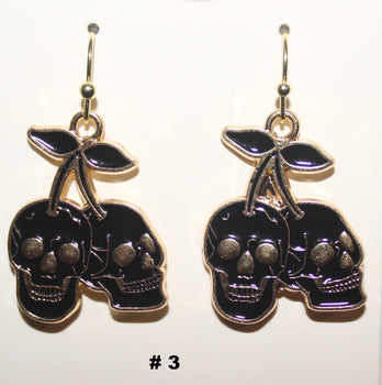 Skull-shaped earrings with black and gold details 