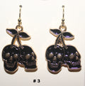 Skull-shaped earrings with black and gold details 