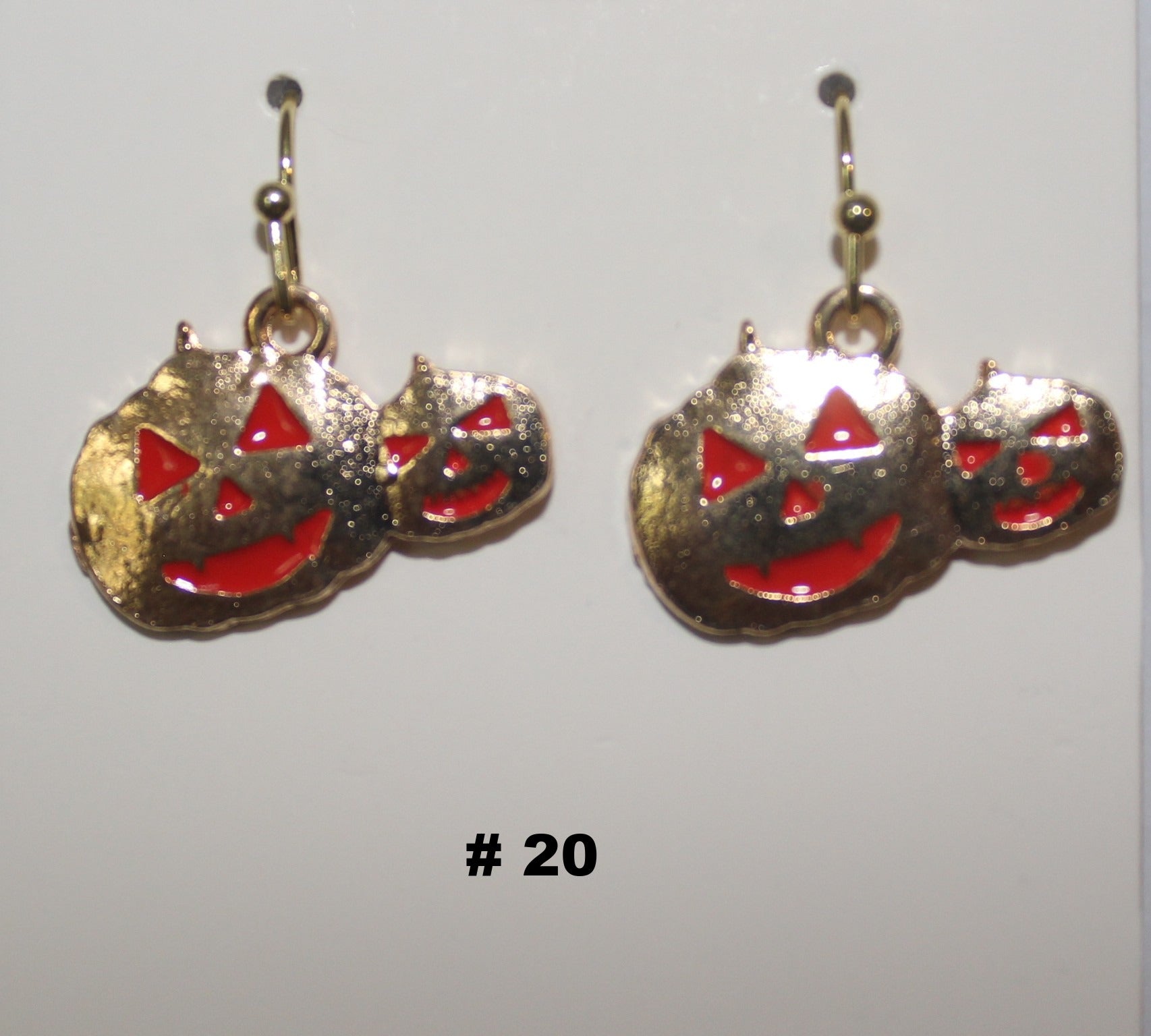 Pumpkin-shaped earrings with red faces 