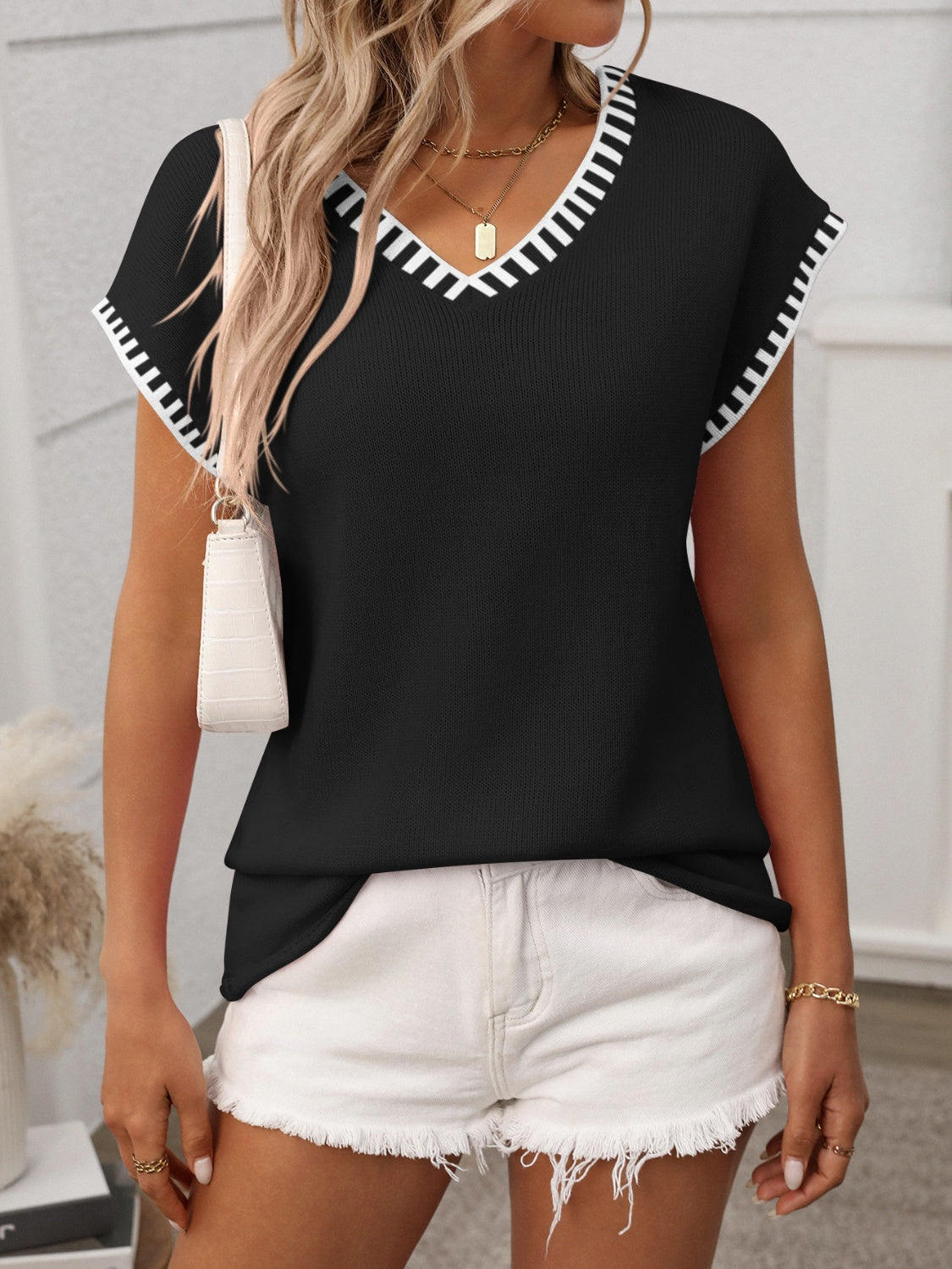 Short Sleeve Contrast Trim V-Neck Knit Top