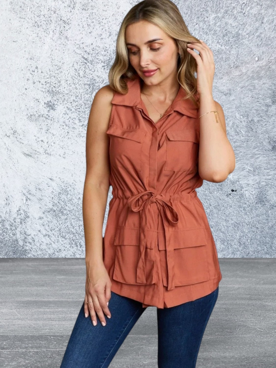 Womrn's Sleeveless Collared Button Down Top