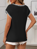 Short Sleeve Contrast Trim V-Neck Knit Top