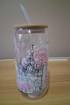 Clear tumbler with a bamboo lid and architectural design