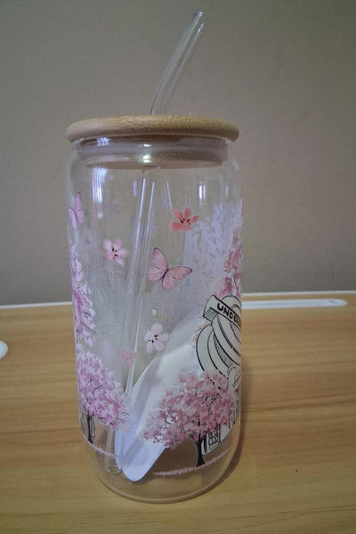 Clear tumbler with a bamboo lid and architectural design